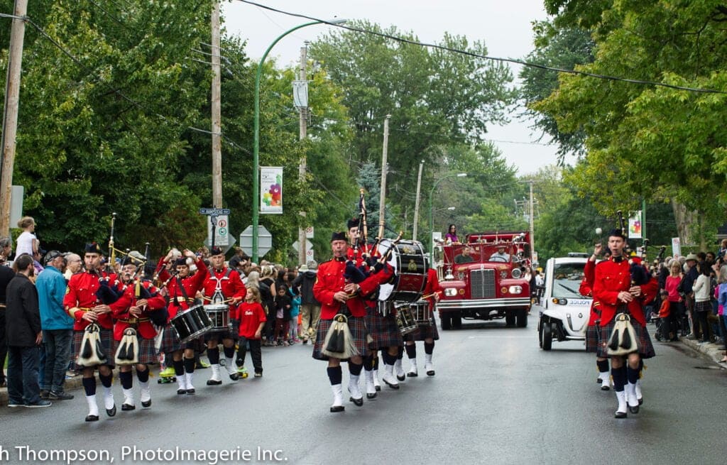 Défilé du centenaire de Hampstead. Photo par Ralph Thompson