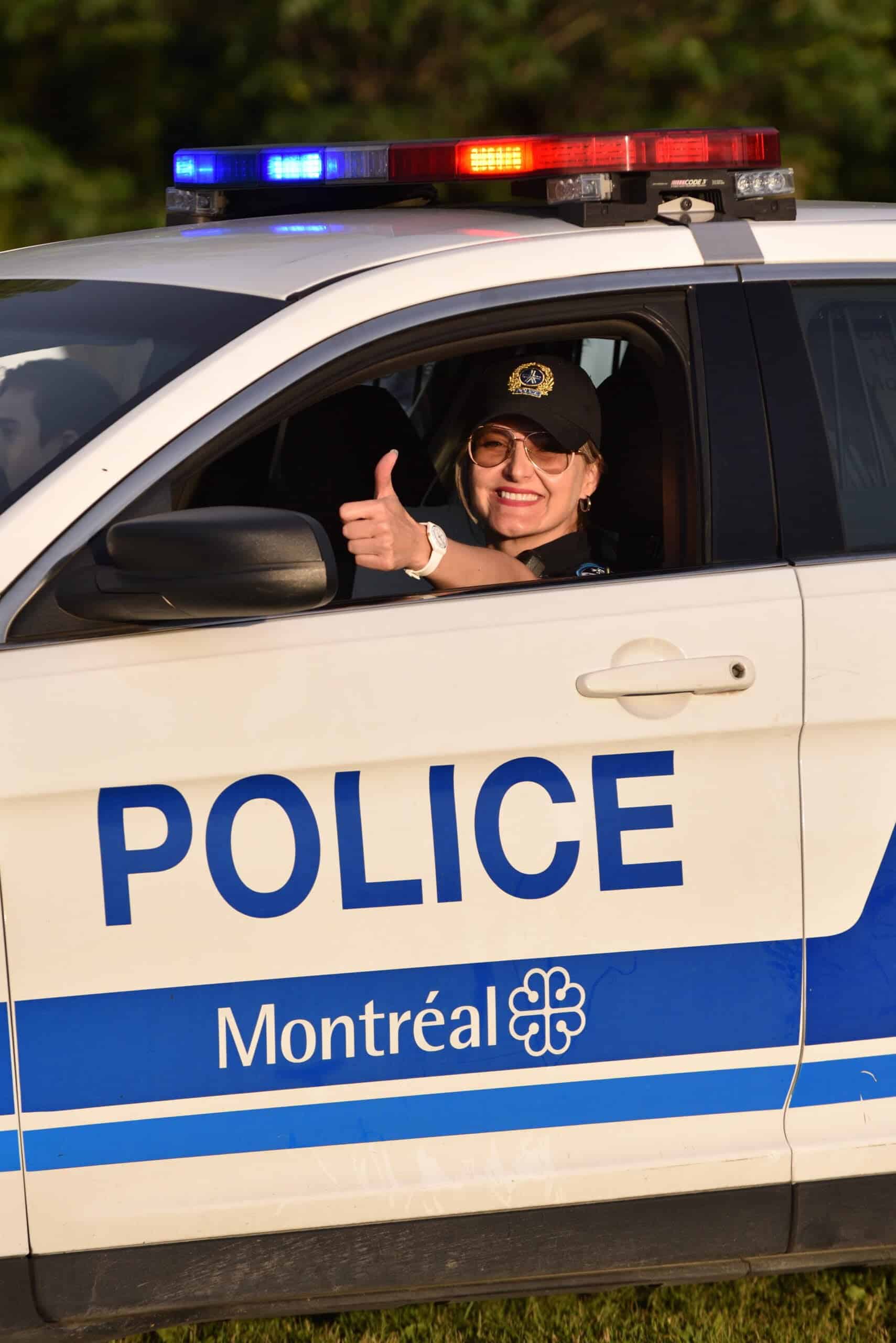 Un policier du SPVM donne un coup de pouce à Hampstead Park